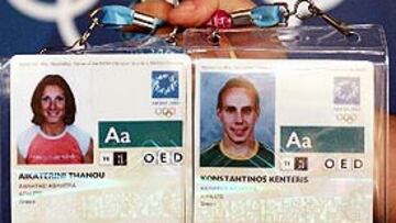 <b>DOPAJE. </b>Las acreditaciones de los dos atletas griegos Costas Kenteris y Ekaterini Thanou, que han abandonado los Juegos.