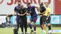 Okay Yokuslu se retira lesionado durante el partido amistoso entre el Sporting de Braga y el Celta.