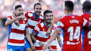 Los jugadores del Granada celebran un tanto.