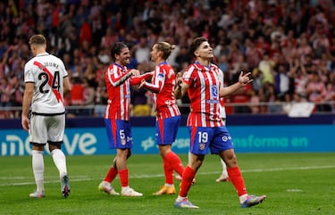 Apareció Griezmann para filtrar un perfecto pase y dejar en el mano a mano a Julián Álvarez, que definió a la perfección con un disparo ajustado al palo.