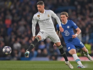 Conor Gallagher observa como Federico Valverde despeja el balón con el exterior de su pie derecho.