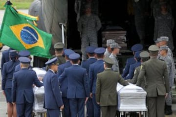 El cortejo fúnebre salió del aeropuerto Olaya Herrera y dejó una estela de tristeza y vacío por las calles de Medellín en donde dieron el último adiós a los campeones del Chapecoense, los campeones de la prensa y los campeones de la tripulación. ¡Que tengan buen viaje amigos!