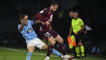Januzaj y Javi Galán pugnan por un balón.