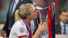 Ada Hegerberg, delantera del Lyon, con el trofeo de Champions. 