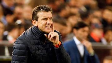 Juan Carlos Unzué da instrucciones en Mestalla.