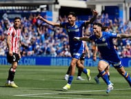 GETAFE (MADRID), 05/04/2026.- El futbolista del Getafe CF Martín Satriano (d) celebra el 1-0 marcado por su compañero Luis Vázquez al Athlétic de Bilbao durante el partido de LaLiga EA Sports disputado en el Estadio Coliseum de Getafe este domingo. EFE/ Mariscal
