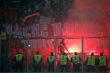 Ultras del Olympique de Marsella con bengalas dentro del estadio de San Mamés.