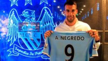 Álvaro Negredo, con su nueva camiseta.