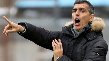 El entrenador del Levante, Juan Ramón López Muñiz, durante el partido frente a la Real Sociedad correspondiente a la vigesimocuarta jornada de la Liga de Primera División que los dos equipos disputan en el estadio de Anoeta, en