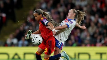 Soccer Football - Women's World Cup - European Qualifiers - England v Spain - Wembley Stadium, London, Britain - April 14, 2026 Spain's Vicky Lopez in action with England's Georgia Stanway REUTERS/Isabel Infantes REFILE - CORRECTING ID