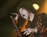 Video: El momento en el que Bunbury le arrebata el celular a un fan