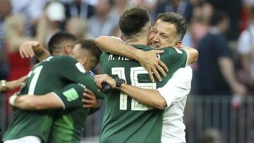 MOSCOW, RUSSIA - JUNE 17: Coach of Mexico Juan Carlos Osorio and Hector Herrera celebrate the victory following the 2018 FIFA World Cup Russia group F match between Germany and Mexico at Luzhniki Stadium on June 17, 2018 in Moscow, Russia. (Photo by Jean Catuffe/Getty Images)