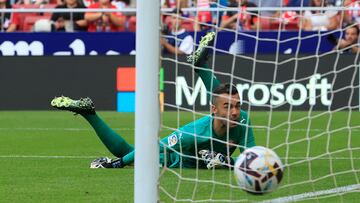 MADRID, 08/10/2022.- El portero del Girona, Juan Carlos Martín, no puede evitar el segundo gol del Atlético de Madrid, durante el partido Atlético de Madrid-Girona de LaLiga Santander que se disputa este sábado en el estadio Cívitas Metropolitano en Madrid este sábado. EFE/Zipi Aragón
