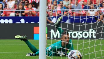 MADRID, 08/10/2022.- El portero del Girona, Juan Carlos Martín, no puede evitar el segundo gol del Atlético de Madrid, durante el partido Atlético de Madrid-Girona de LaLiga Santander que se disputa este sábado en el estadio Cívitas Metropolitano en Madrid este sábado. EFE/Zipi Aragón
