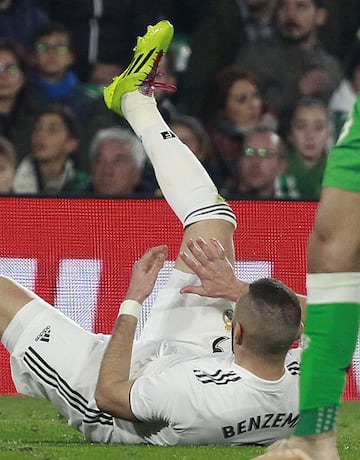 Karim Benzema fue sustituido tras lesionarse el dedo meñique de la  mano derecha.