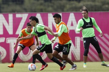 Diego Arias y Rafael Delgado durante la práctica de Nacional.