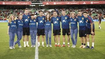 Participantes del Reto Pelayo junto a jugadores de la Selecci&oacute;n Espa&ntilde;ola.