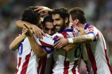 El centrocampista turco del Atlético de Madrid Arda Turan celebrando con sus compañeros de equipo después de anotar el gol 1-2