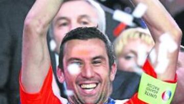 <b>CAMPEÓN. </b>Srna levanta la última Copa de la UEFA.