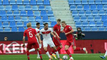 Haaland conduce el bal&oacute;n durante el partido Noruega-Turqu&iacute;a jugado en M&aacute;laga.