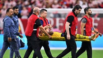 Rodrigo Aguirre abandonó en camilla el Clásico Nacional