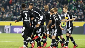 Moenchengladbach (Germany), 15/12/2017.- Moenchengladbach's Raffael celebrates scoring the third goal for his team with his team mates during the German Bundesliga soccer match between Borussia Moenchengladbach and Hamburger SV in Moenchengladbach, Germany, 15 December 2017. (Hamburgo, Rusia, Alemania) EFE/EPA/ULRICH HUFNAGEL EMBARGO CONDITIONS - ATTENTION: Due to the accreditation guidelines, the DFL only permits the publication and utilisation of up to 15 pictures per match on the internet and in online media during the match.