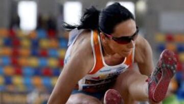 La saltadora Patricia Sarrapio durante la final de salto de longitud del Campeonato de España de Atletismo en Pista cubierta celebrado en Sabadell (Barcelona).