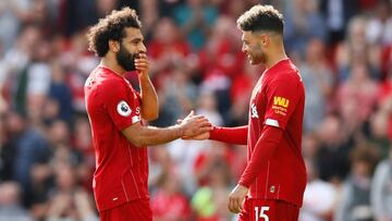 Mohamed Salah (a la izquierda) y Alex Oxlade-Chamberlain (a la derecha), despu&eacute;s del partido en Anfield ante el Newcastle United. 