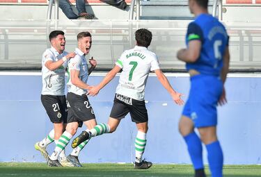 Para golazo de falta, el de Dani Fernández del Racing. El lateral acabó con la racha negativa del equipo cántabro (tres derrotas seguidas), con un zapatazo descomunal. Disparo fuerte y pegado al palo.