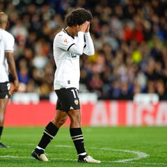 Peter cierra los comentarios en redes tras recibir insultos racistas y el Valencia denuncia “odio”