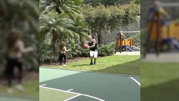 James jugando basket