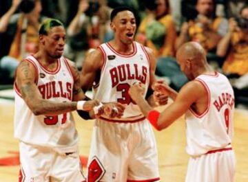 Rodman formó parte de uno de los mejores equipos de toda la historia de la NBA. Aquí el 'Gusano' junto a Pippen y Harper.