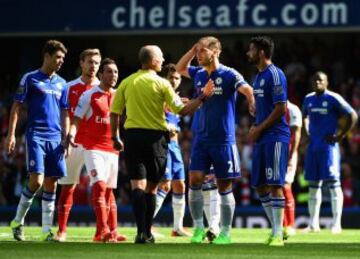 Gabriel protesta tras ser expulsado por agredir a Diego Costa.