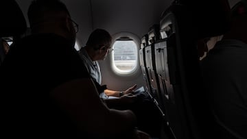 Pasajeros en el vuelo de Avianca que viaja desde Bogotá a Caracas, en el aeropuerto el Dorado, el 1 de febrero del 2024, en Bogotá.