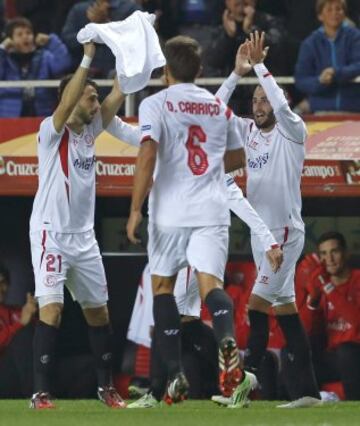 Nico Pareja, del Sevilla, muestra una camiseta de apoyo mientras celebra con Aleiz Vidal y Carriço ante el banquillo el primer gol ante el Celta
