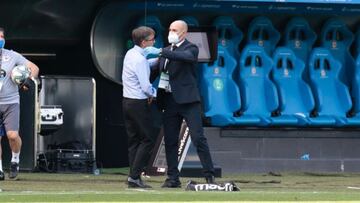 Paco J&eacute;mez, saludando a Fernando V&aacute;zquez en su &uacute;ltima visita a Riazor al frente del Rayo Vallecano.