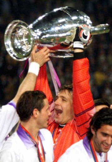 Bodo Illgner con la Copa de Europa de 1998. Illgner jugó con el Real Madrid desde 1996 hasta 2001.