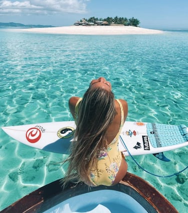 La surfista costarricense, actual líder del QS, es una de las grandes 'afortunadas' en toda esta situación. Está en el resort que su familia tiene en una remota isla llamada Namotu. Sin coronavirus. Pudiendo surfear todos los días. Con clima para ir en bañador todo el día... y ayudando eso sí a los negocios locales a través de la WSL. 