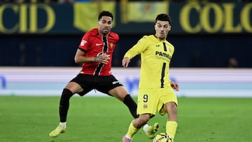 VILLARREAL, 22/11/2025.- El atacante georgiano del Villarreal Georges Mikautadze (d) controla una posesión en el partido de la jornada 13 de LaLiga que Villarreal CF y RCD Mallorca disputan este sábado en el estadio de La Cerámica. EFE/ Andreu Esteban