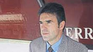 <b>ENFADADO. </b>Gonzalo Arconada , descontento con el juego burgalés.