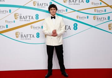 Dylan Llewellyn posa a su llegada a los Premios de Cine de la Academia Británica de Cine y Televisión (BAFTA) de 2023 en el Royal Festival Hall de Londres, Gran Bretaña. 