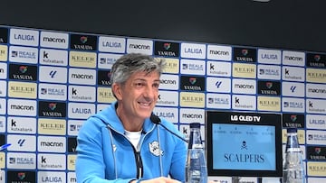 Imanol sonríe en la sala de prensa de Zubieta.