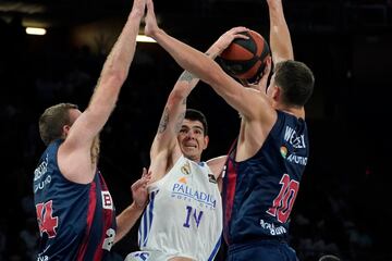 Gabriel Deck, 17 puntos, castiga la defensa del Baskonia.
