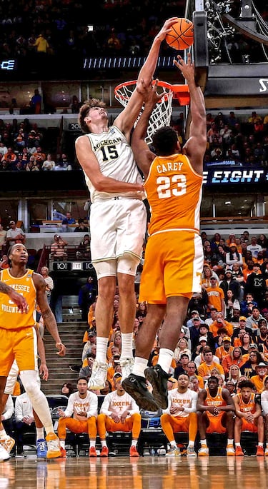 Aday Mara pone un tapón espectacular al jugador de los Tennessee Volunteers, Jaylen Carey, en el partido de Elite Eight (cuartos de final) del March Madness. El pívot español ya está con los Wolverines de Michigan en la Final Four. El sábado, la semifinal.