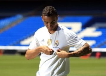 El lateral derecho brasileño Danilo Luiz Da Silva durante su presentación hoy como nuevo jugador del Real Madrid, en el estadio Santiago Bernabeu. 