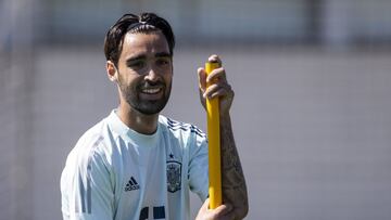 Brais M&eacute;ndez sonr&iacute;e durante un entrenamiento de la burbuja paralela de la selecci&oacute;n espa&ntilde;ola.
 