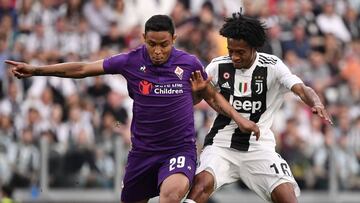 Luis Fernando Muriel disputando la pelota con Juan Guillermo Cuadrado en el Juventus vs Fiorentina.