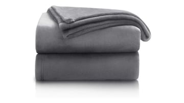 Manta para el sofá de color gris de la marca Bedsure.