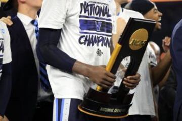 Daniel Ochefu con el trofeo.