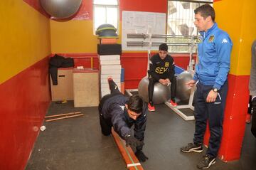 Los hispanos iniciaron las actividades con mediciones físicas en el gimnasio del Estadio Santa Laura.